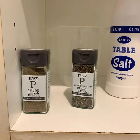 Spacious 5 Bedroom Near Centre Sleeps 10 *