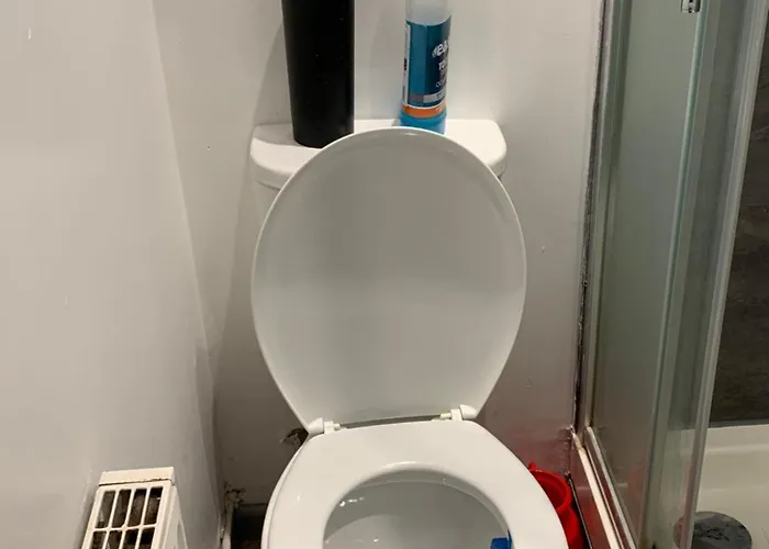 Spacious 5 Bedroom Near Centre Sleeps 10 *