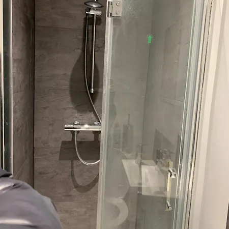 Spacious 5 Bedroom Near Centre Sleeps 10 Casa de hóspedes