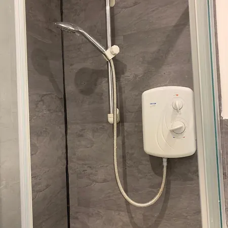 Spacious 5 Bedroom Near Centre Sleeps 10 3*