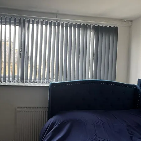 Spacious 5 Bedroom Near Centre Sleeps 10 3* Bradford (West Yorkshire)