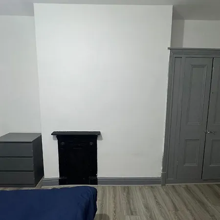 Spacious 5 Bedroom Near Centre Sleeps 10