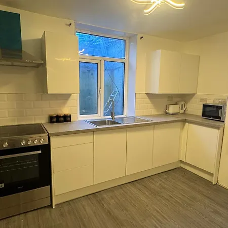 Spacious 5 Bedroom Near Centre Sleeps 10 Casa de hóspedes 3*