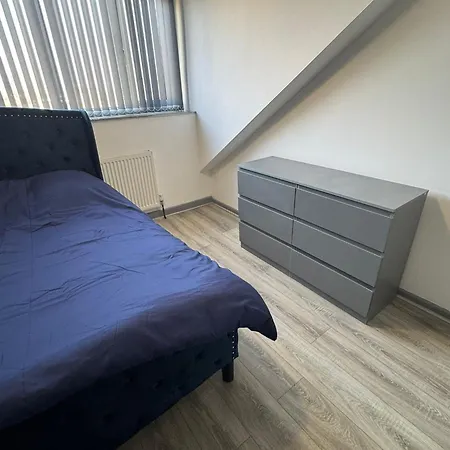 Spacious 5 Bedroom Near Centre Sleeps 10 Bradford (West Yorkshire)