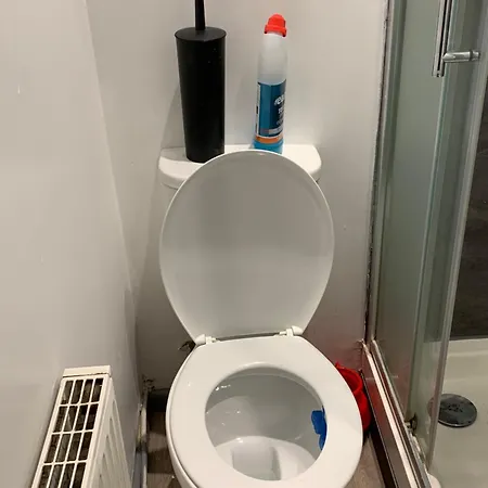 Spacious 5 Bedroom Near Centre Sleeps 10 3*