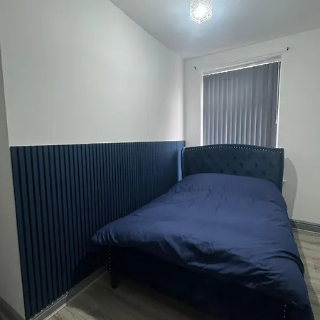 Spacious 5 Bedroom Near Centre Sleeps 10 3* Bradford (West Yorkshire)