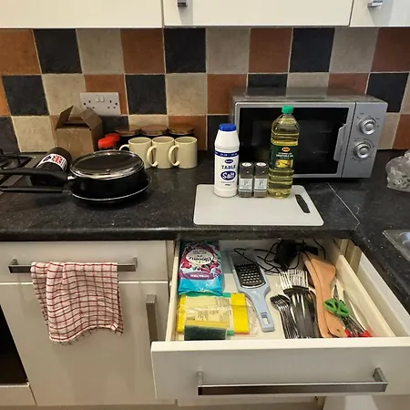 Spacious 5 Bedroom Near Centre Sleeps 10 3*