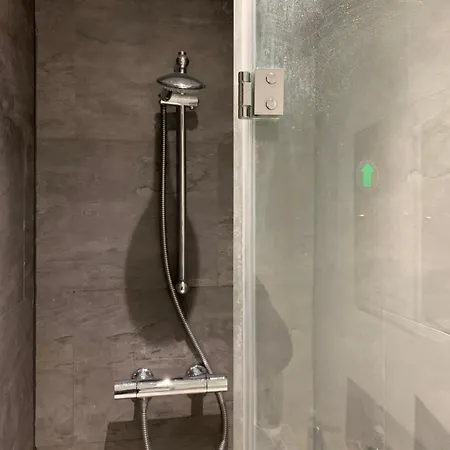 Spacious 5 Bedroom Near Centre Sleeps 10 브래드퍼드