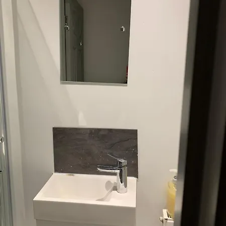 招待所 Spacious 5 Bedroom Near Centre Sleeps 10 *