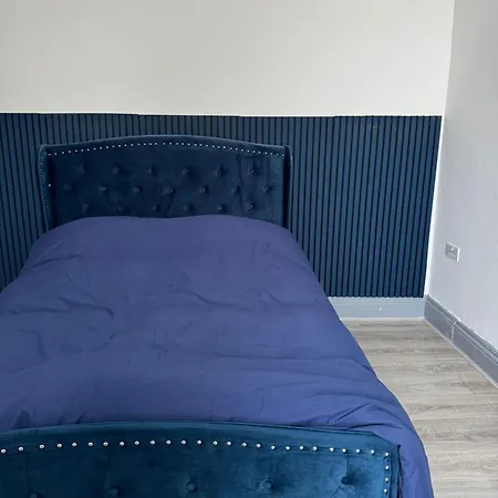Spacious 5 Bedroom Near Centre Sleeps 10 브래드퍼드