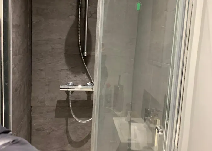 Spacious 5 Bedroom Near Centre Sleeps 10 招待所