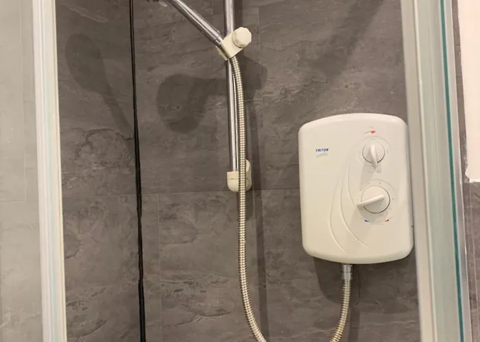 Spacious 5 Bedroom Near Centre Sleeps 10 3*