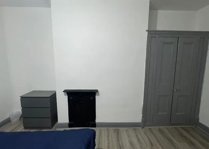 Spacious 5 Bedroom Near Centre Sleeps 10