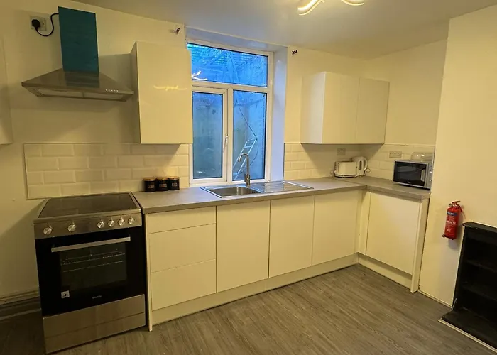 Spacious 5 Bedroom Near Centre Sleeps 10 招待所 *