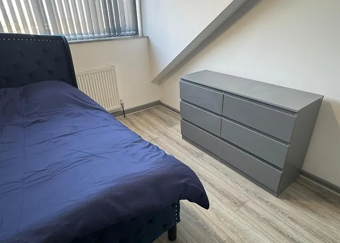 Spacious 5 Bedroom Near Centre Sleeps 10 Bradford (West Yorkshire)