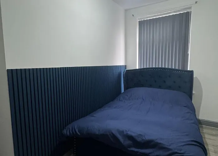 Spacious 5 Bedroom Near Centre Sleeps 10 * 布雷得佛