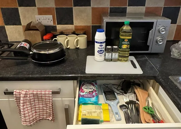 Spacious 5 Bedroom Near Centre Sleeps 10 3*