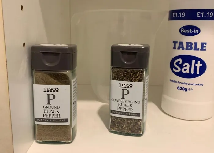 Spacious 5 Bedroom Near Centre Sleeps 10 3*