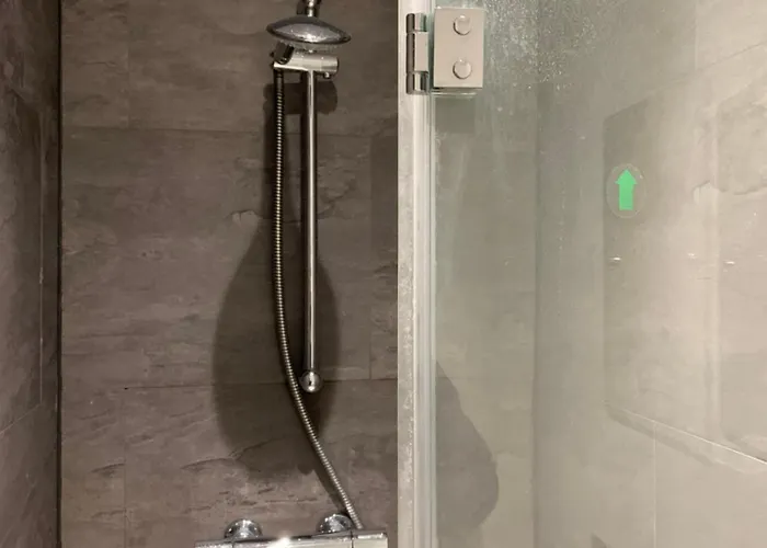 Spacious 5 Bedroom Near Centre Sleeps 10 布雷得佛