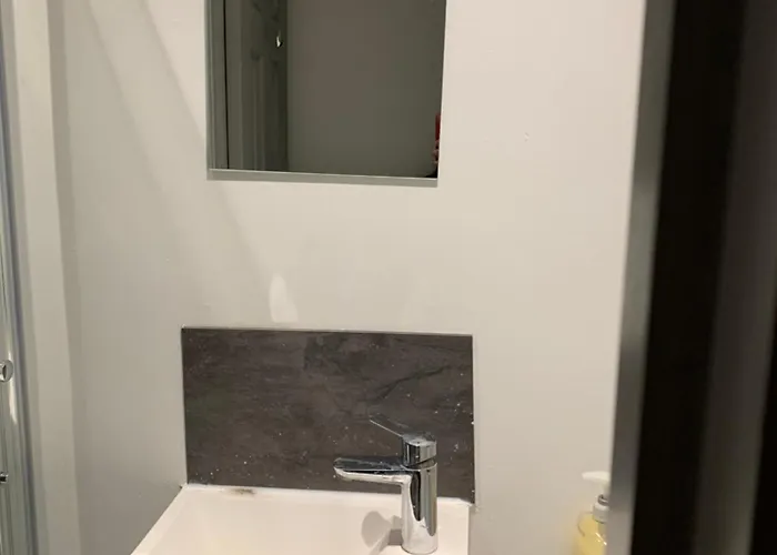 招待所 Spacious 5 Bedroom Near Centre Sleeps 10 *