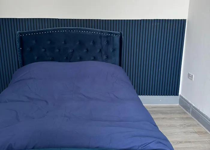 Spacious 5 Bedroom Near Centre Sleeps 10 布雷得佛